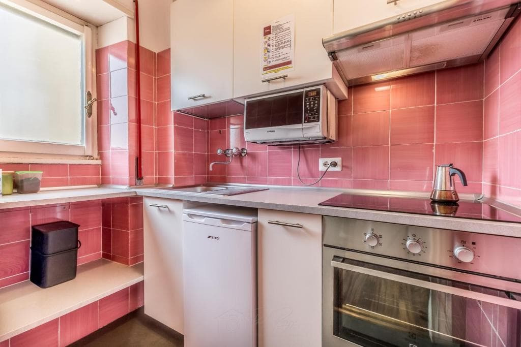 Fully equipped kitchen with oven, induction hob and microwave